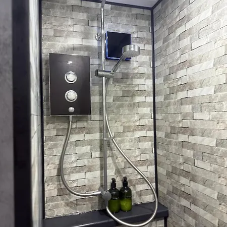 15 Mins To District & Bae Systems