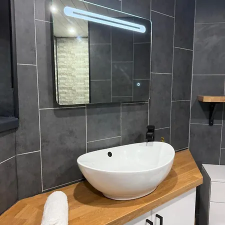 15 Mins To District & Bae Systems